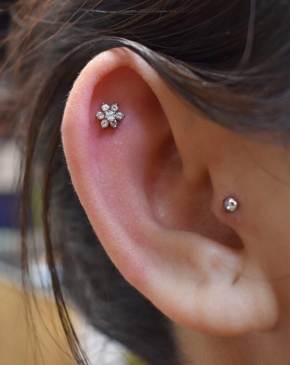 Flat piercing with a titanium NeoMetal threadless flower end